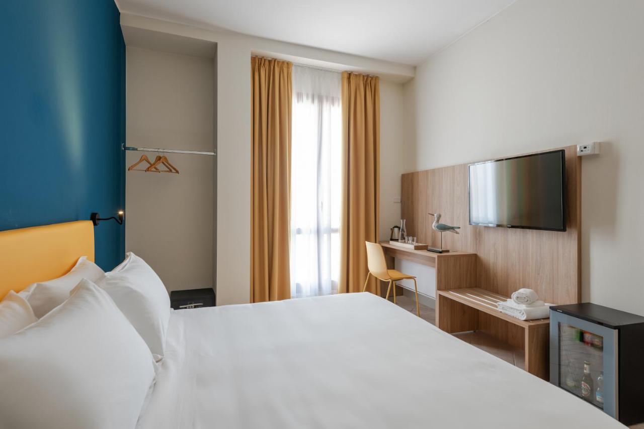 Hotel Riva อาลัสซิโอ ภายนอก รูปภาพ